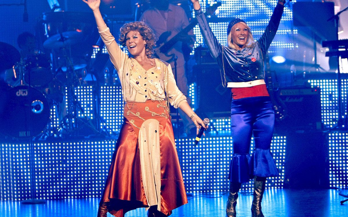 Katja Nord (&agrave; esquerda) e Camila Dahlin (&agrave; direita) iniciaram a carreira musical na banda 'Waterloo', apresentando covers da banda ABBA