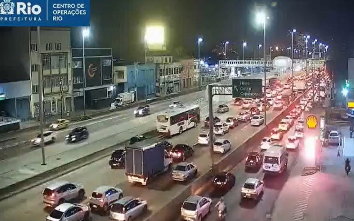 Tr&acirc;nsito intenso na sa&iacute;da do Rio para acesso &agrave; ponte Rio-Niter&oacute;i para o feriado de Tiradentes
