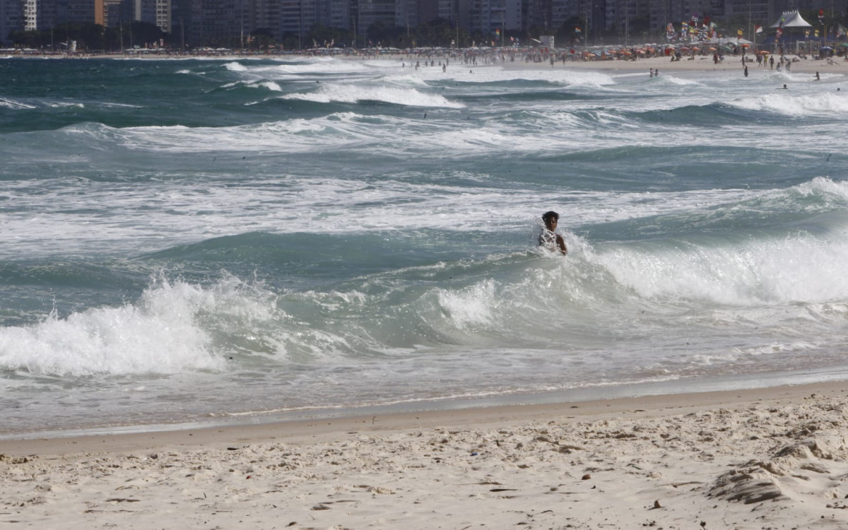 Praia do Leme, Zona Sul do Rio, nesta quinta-feira (20)