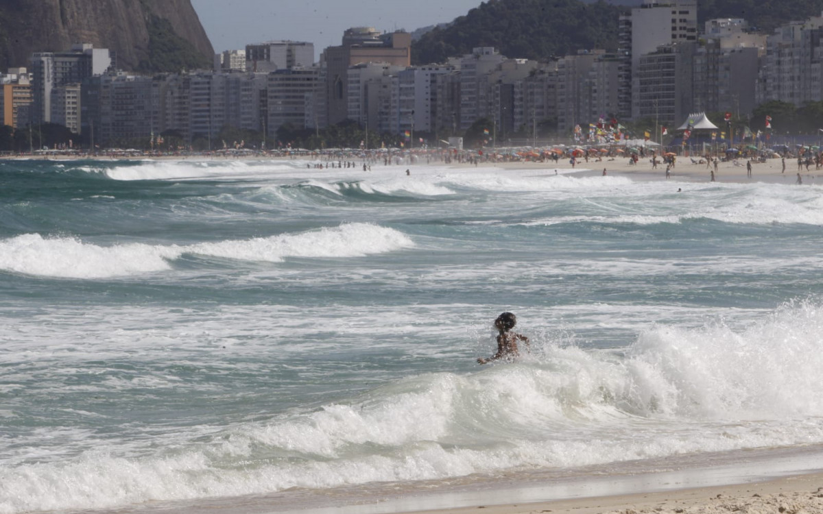 Praia do Leme, Zona Sul do Rio, nesta quinta-feira (20)