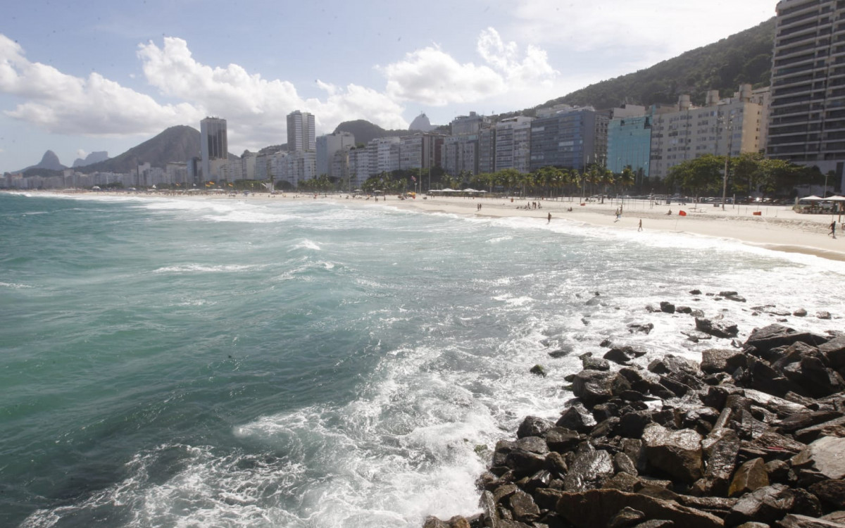 Praia do Leme, Zona Sul do Rio, nesta quinta-feira (20)