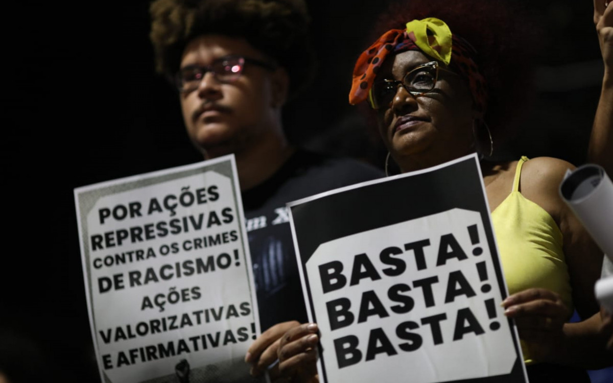Protesto ocorreu no local em que Max Ângelo e Viviane foram agredidos no Rio - Pedro Ivo / Agência O Dia