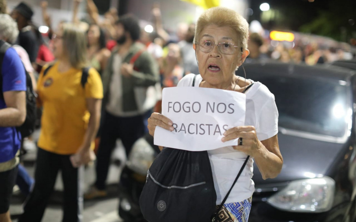 Protesto ocorreu no local em que Max Ângelo e Viviane foram agredidos no Rio - Pedro Ivo / Agência O Dia