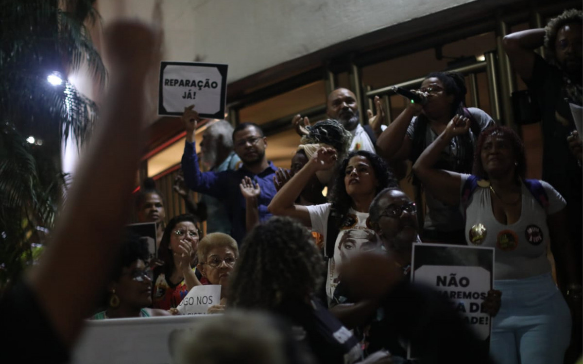 Protesto ocorreu no local em que Max Ângelo e Viviane foram agredidos no Rio - Pedro Ivo / Agência O Dia