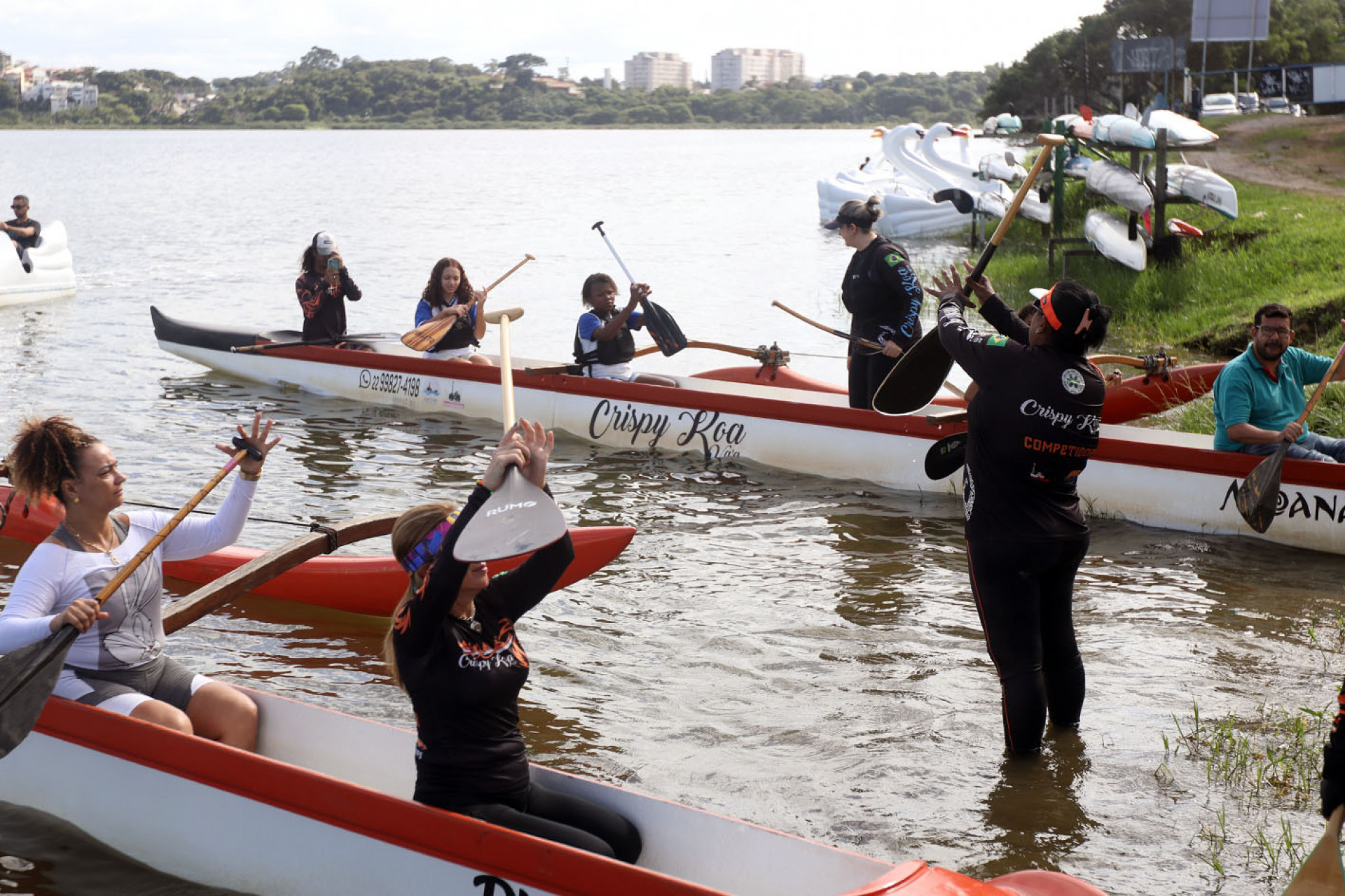 Alunos do colégio Botafogo tem aula de ciências na Lagoa de Imboassica com passeio de canoa havaiana - Divulgação/Moisés Bruno H. Santos