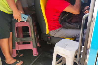 Blitz flagra van de passageiros circulando com bancos de plástico