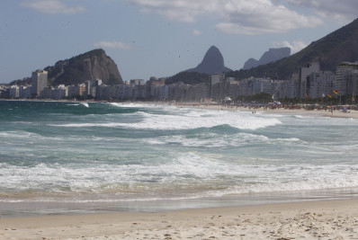 Dia Mundial da Terra: fotógrafo organiza mutirão de limpeza na Praia do Leme 