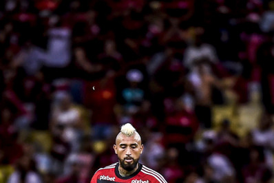 Vidal, do Flamengo, atualiza situação do cotovelo após voltar a jogar