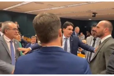 'Qualquer filho faria', diz Eduardo Bolsonaro ao brigar na Câmara