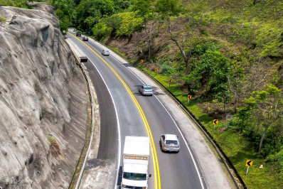 Rio-Santos com tráfego intenso 