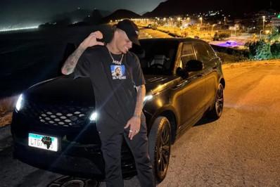 MC Maneirinho afirma ter encontrado carro de luxo roubado e detalha: 'Meus crias estão bem'