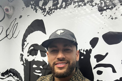 Na Vila Belmiro, Neymar assiste ao jogo do Santos contra o Audax Italiano