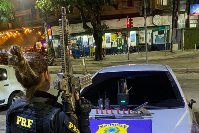 Perseguição e troca de tiros na Avenida Brasil deixa cinco presos