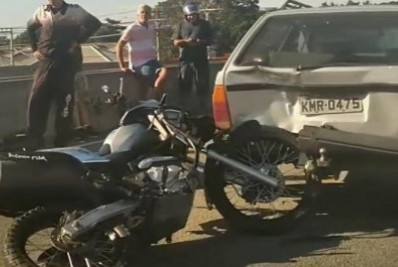 Acidente envolvendo moto e carro deixa trânsito complicado em Cabo Frio