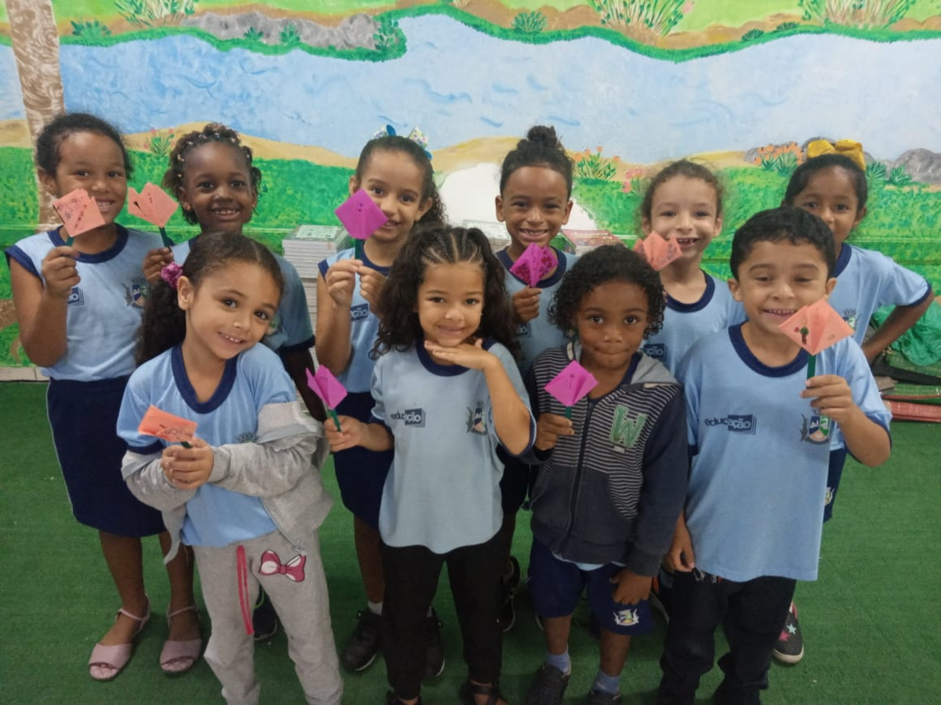 Alunos foram convidados a realizar atos de gentileza como distribuir flores de origami - Divulga&ccedil;&atilde;o