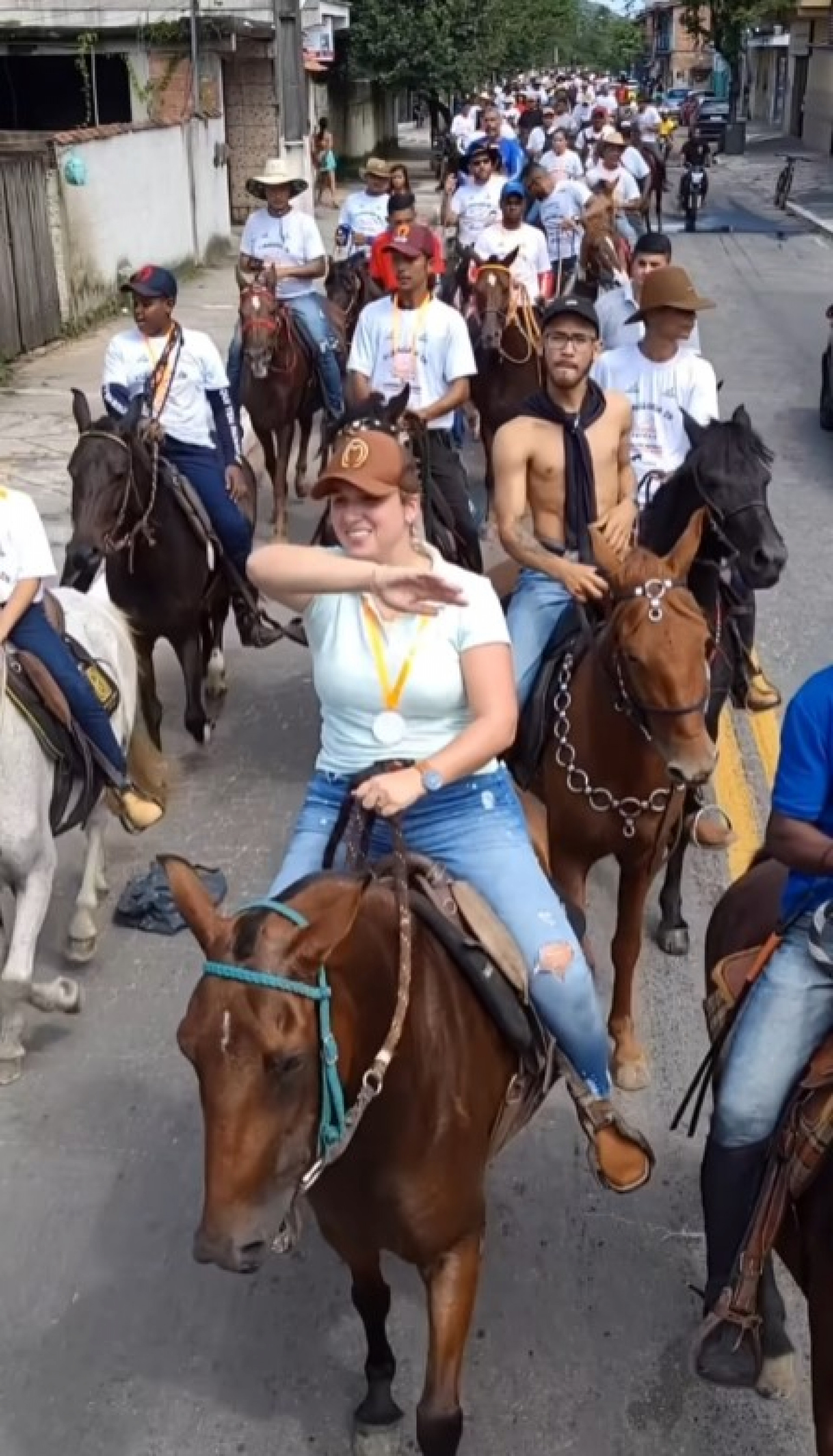 A prefeita de Guapimirim, Marina Rocha, participa da cavalgada