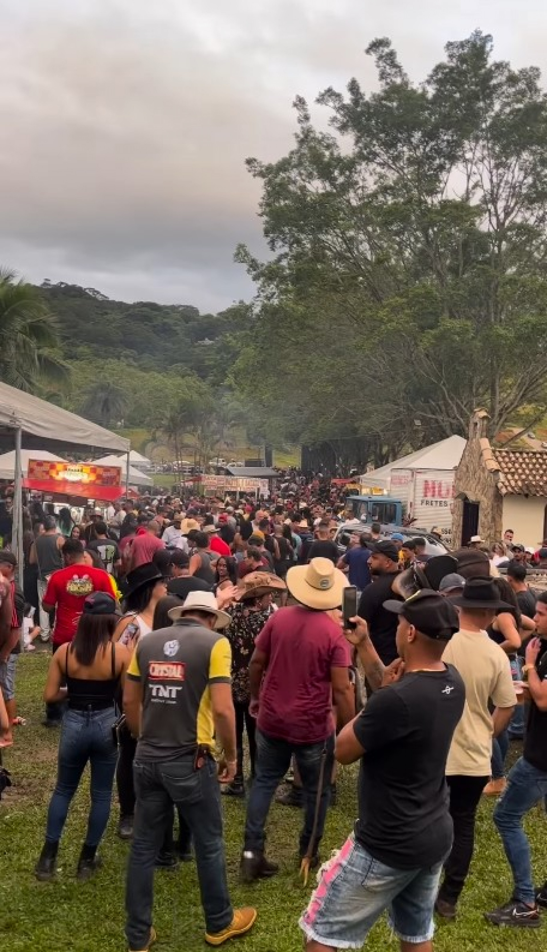 Boa parte do p&uacute;blico preferiu ficar nas tendas montadas no bairro Cotia