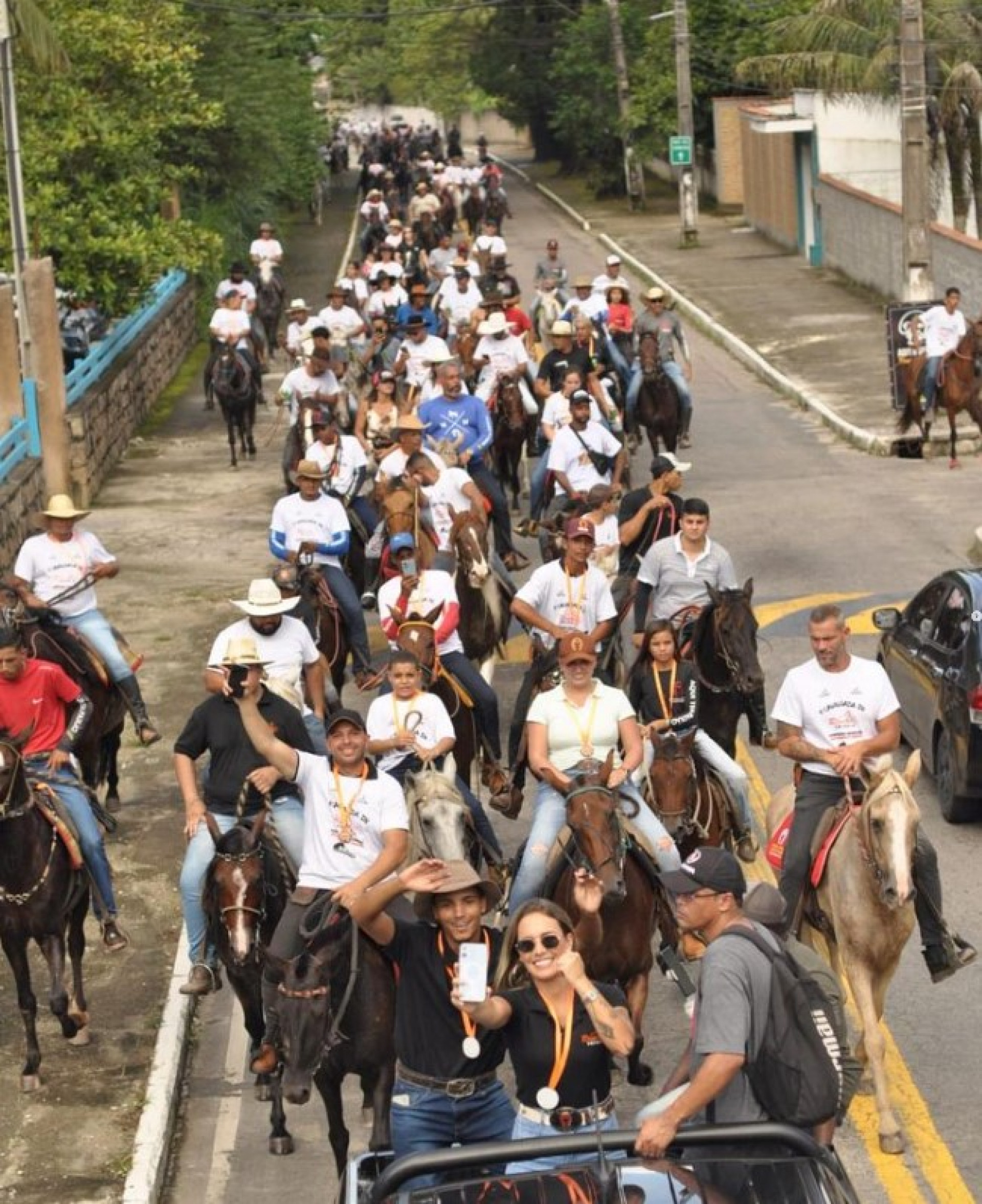 Cavaleiros e amazonas participam de cavalgada pelas ruas de Guapimirim