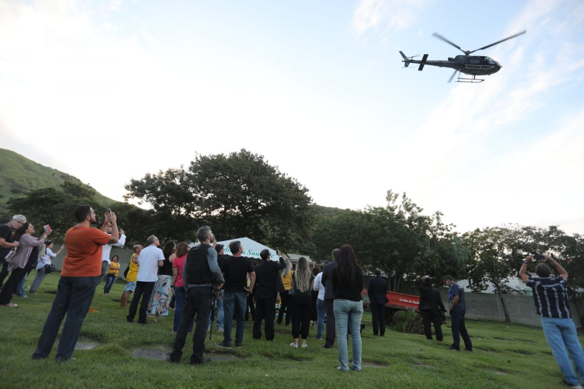 Corpo da perita da Polícia Civil, Denise Macedo, de 61 anos, foi enterrado nesta quinta-feira (20), no Cemitério Jardim da Saudade, em Sulacap - Pedro Ivo/ Agência O Dia