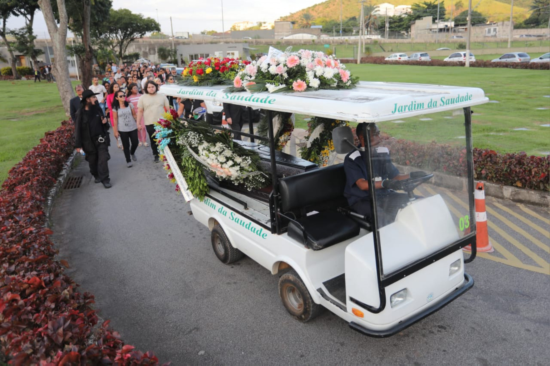 Corpo da perita da Polícia Civil, Denise Macedo, de 61 anos, foi enterrado nesta quinta-feira (20), no Cemitério Jardim da Saudade, em Sulacap - Pedro Ivo/ Agência O Dia