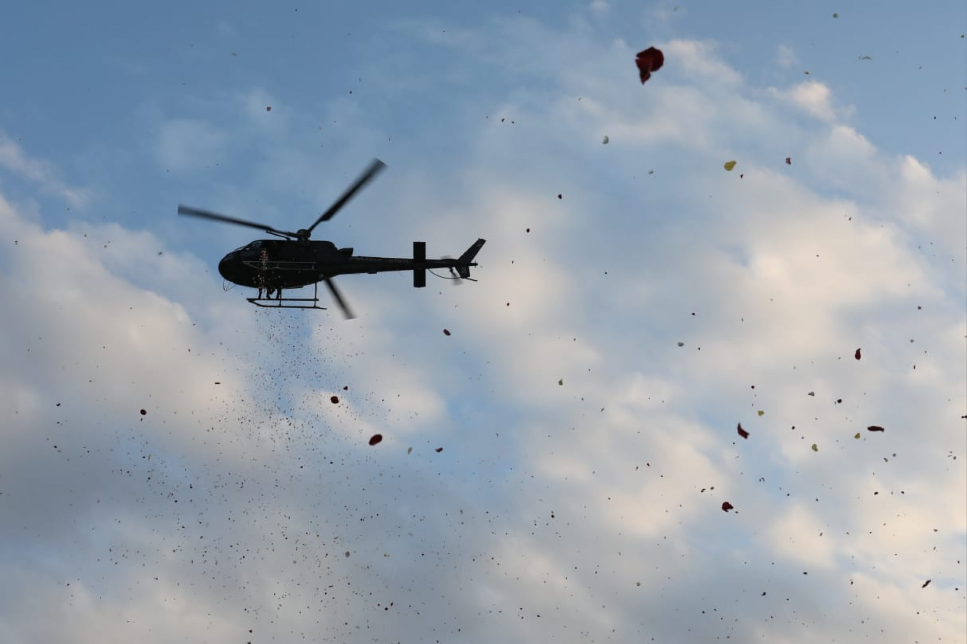 Corpo da perita da Polícia Civil, Denise Macedo, de 61 anos, foi enterrado nesta quinta-feira (20), no Cemitério Jardim da Saudade, em Sulacap - Pedro Ivo/ Agência O Dia