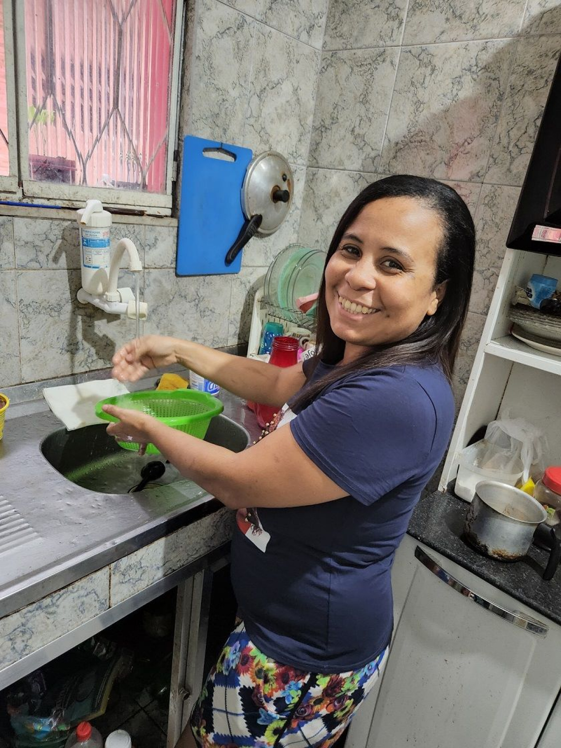 A nilopolitana Cíntia da Silva Martins vive na cidade há 35 anos e conta que nunca teve um abastecimento de qualidade - Divulgação