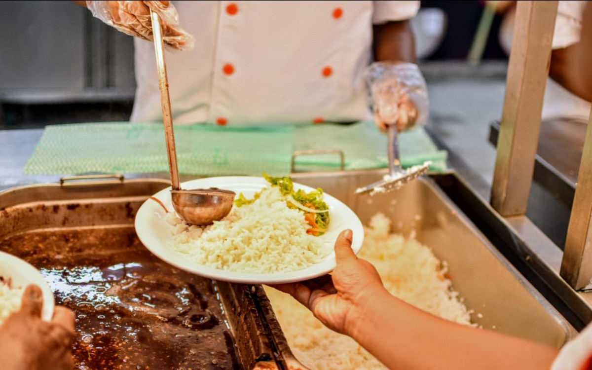 A feijoada do Restaurante Popular de Belford Roxo tem recebido elogios e atra&iacute;do um bom p&uacute;blico