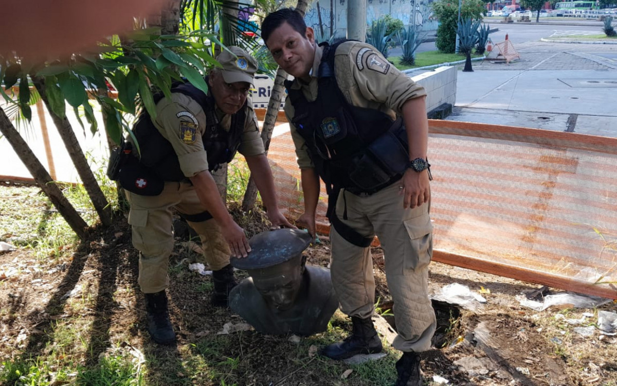 Guardas municipais recuperam busto do marinheiro Marcílio Dias no Centro do Rio