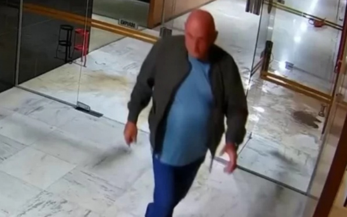 General Gon&ccedil;alves Dias, do GSI, circula pelo Pal&aacute;cio do Planalto no dia da invas&atilde;o, em janeiro