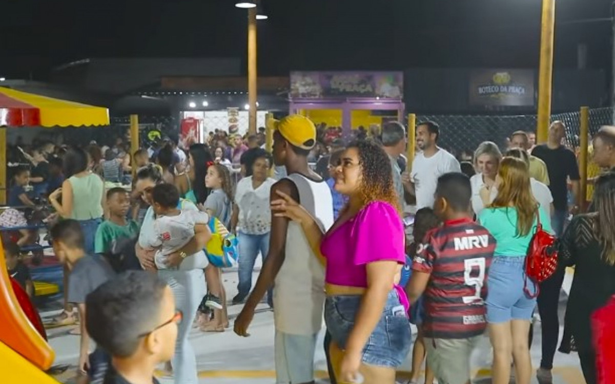 A inauguração da nova praça contou com a presença da população