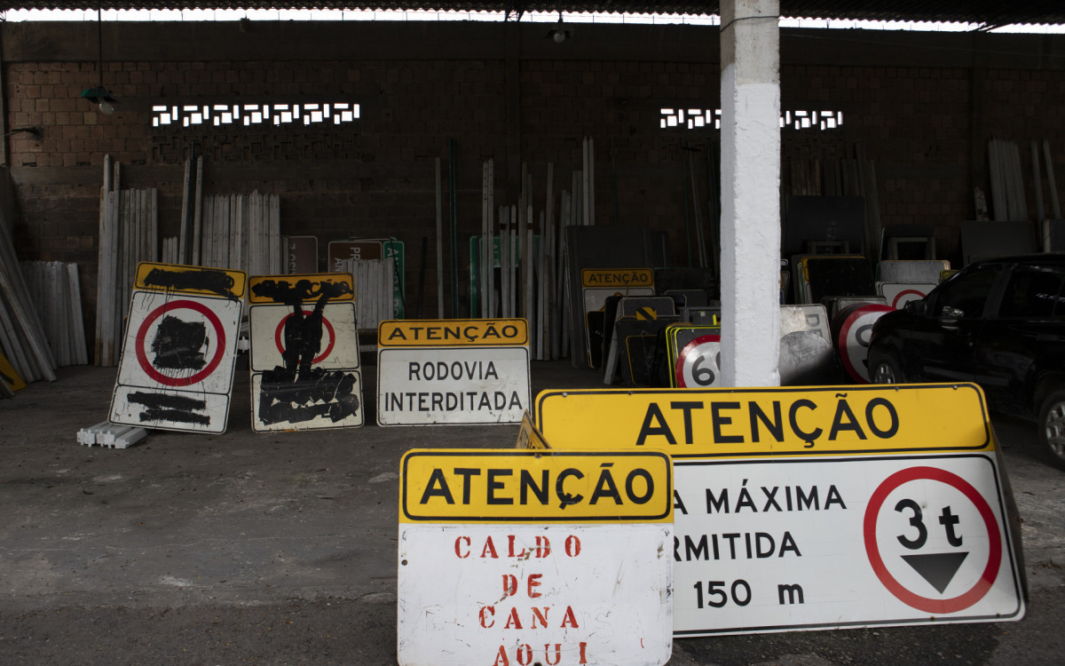 Fábrica de placas da Superintendência do DER-RJ em São Gonçalo.  - Michel Filho/DER-RJ