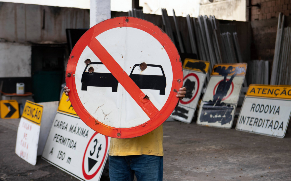 Placa com marcas de tiros - Michel Filho/DER-RJ
