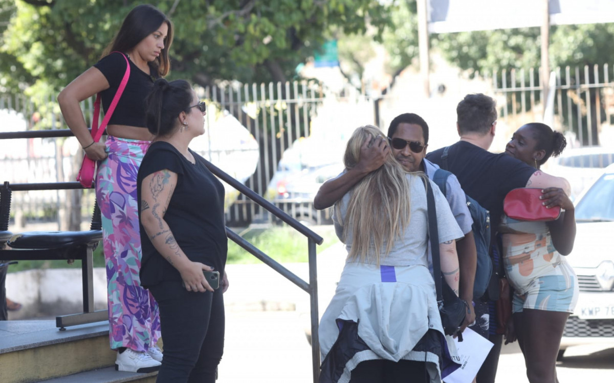 Fam&iacute;lia e amigos de Thadeu dos Santos foram at&eacute; o IML para reconhecer corpo de dan&ccedil;arino