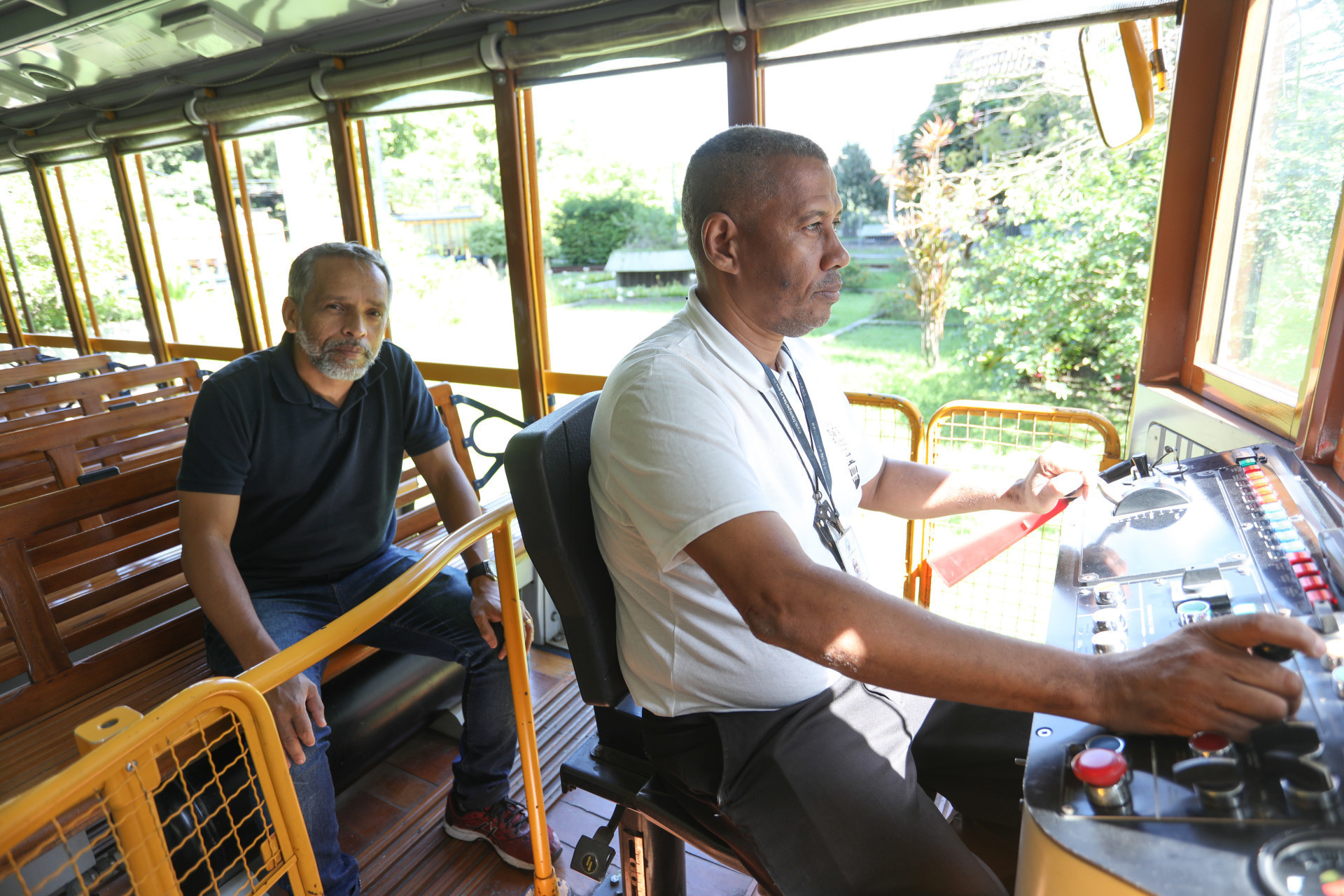 H&aacute; cerca de 30 anos, Ricardo Andrade &eacute; motorneiro do bondinho - Pedro Ivo/Ag&ecirc;ncia O Dia