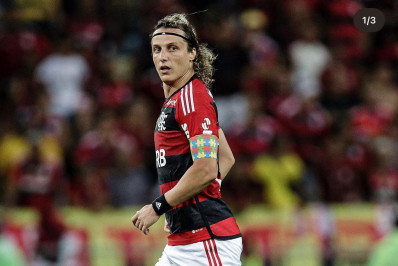 Após ausência em derrota do Flamengo por conta de 'controle de carga', David Luiz treina no campo