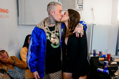 Mel Maia e MC Daniel namoram nos bastidores de show