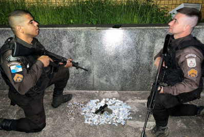 PM prende traficante com drogas e pistola em Nilópolis