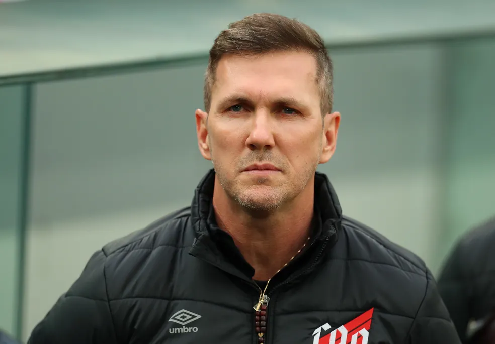 Treinador do Athletico-PR deve poupar titulares contra o Fluminense