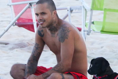 Vitão curte dia na praia com Flor Gil 