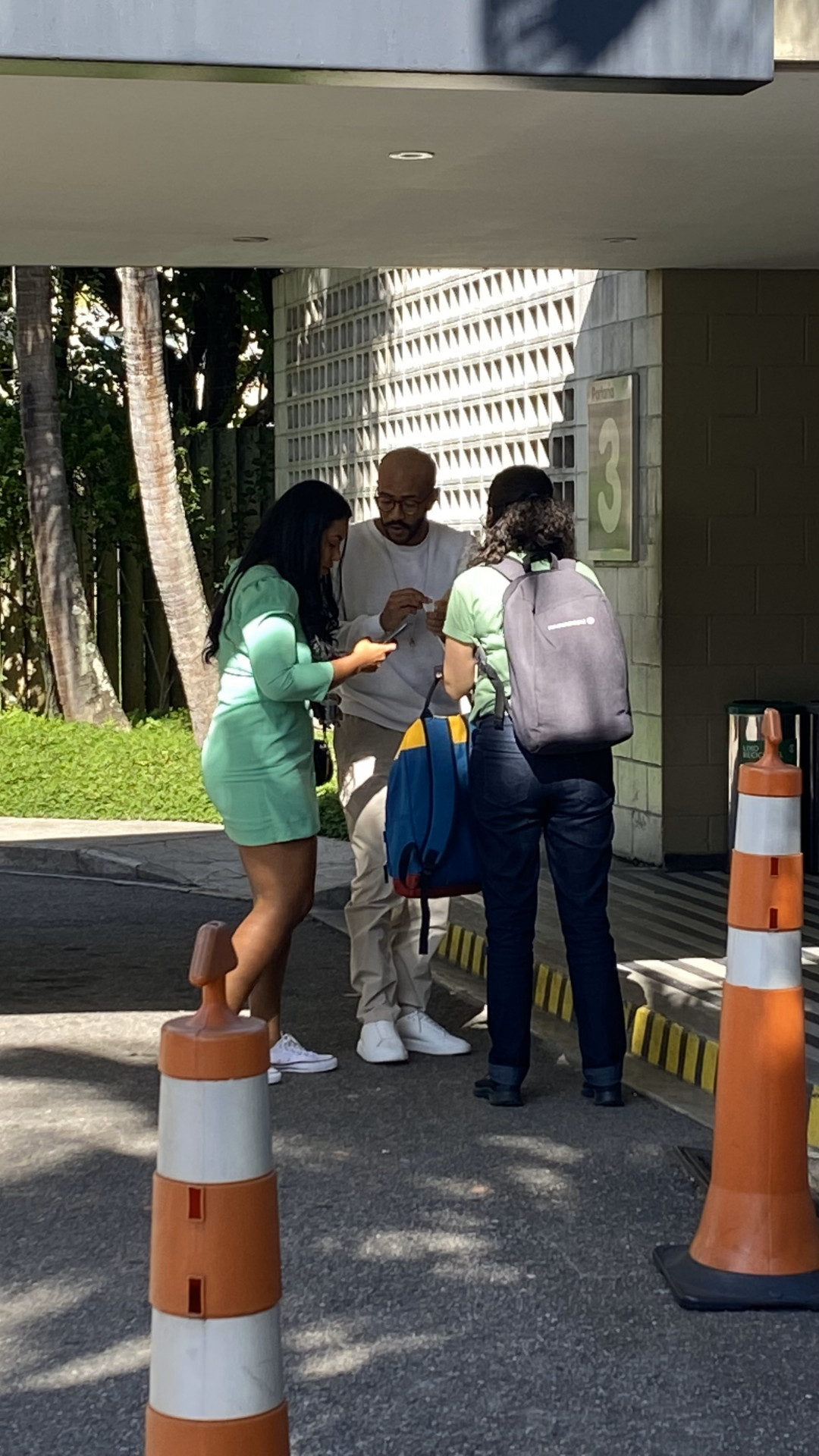 Após deixar o 'BBB 23', Ricardo Alface fala com fãs na porta do Estúdios Globo - AgNews