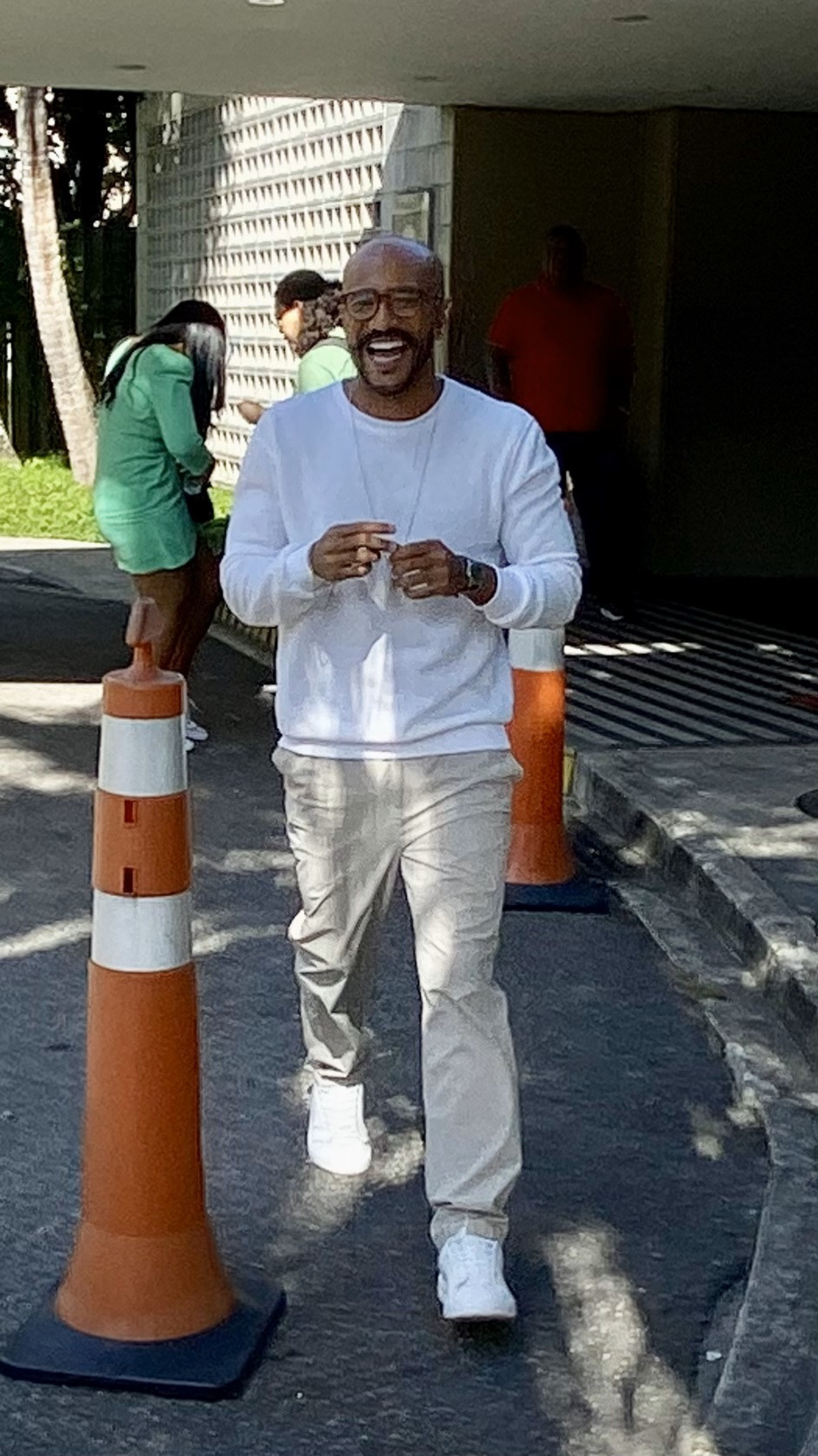 Após deixar o 'BBB 23', Ricardo Alface fala com fãs na porta do Estúdios Globo - AgNews