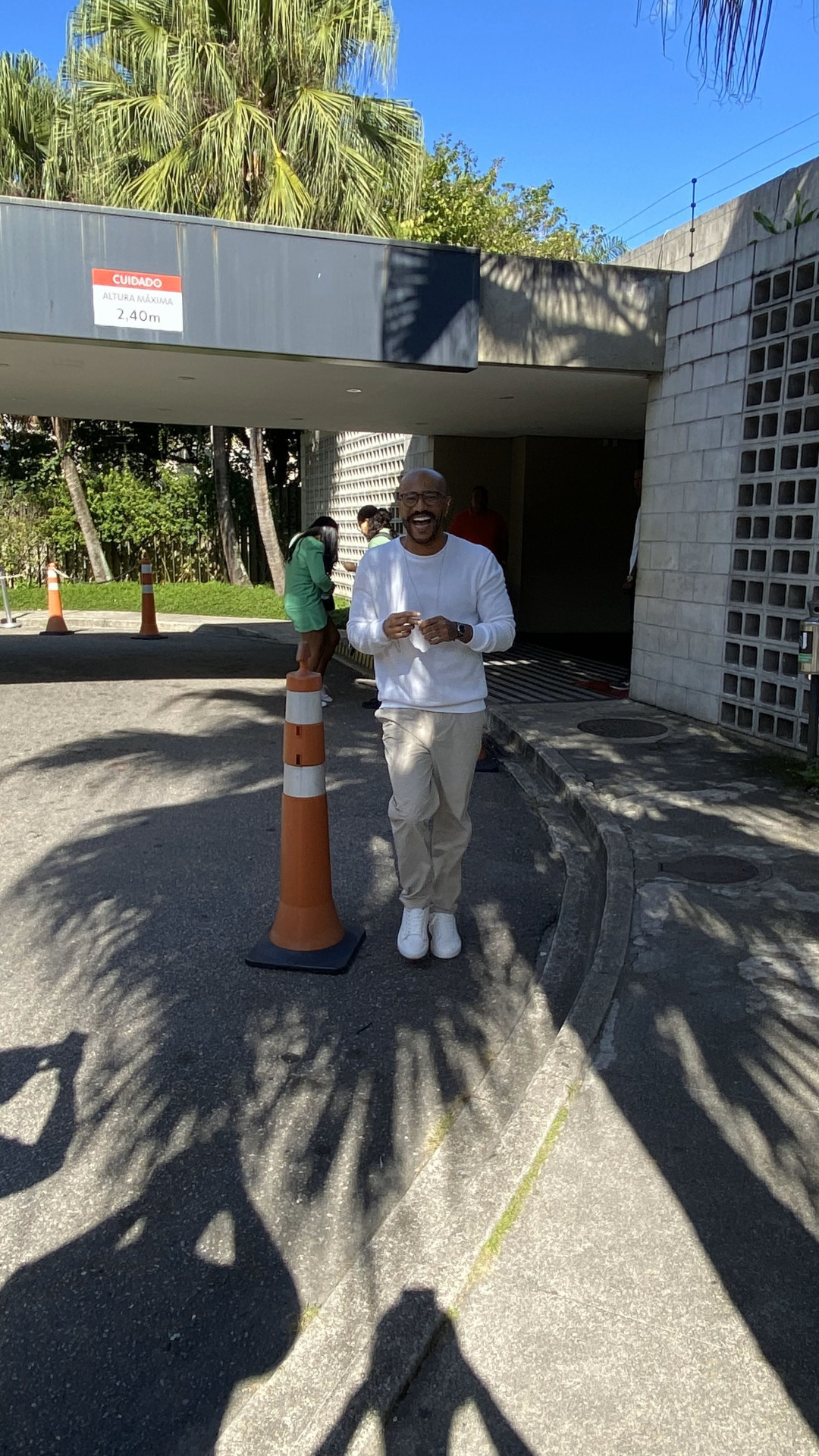 Após deixar o 'BBB 23', Ricardo Alface fala com fãs na porta do Estúdios Globo - AgNews