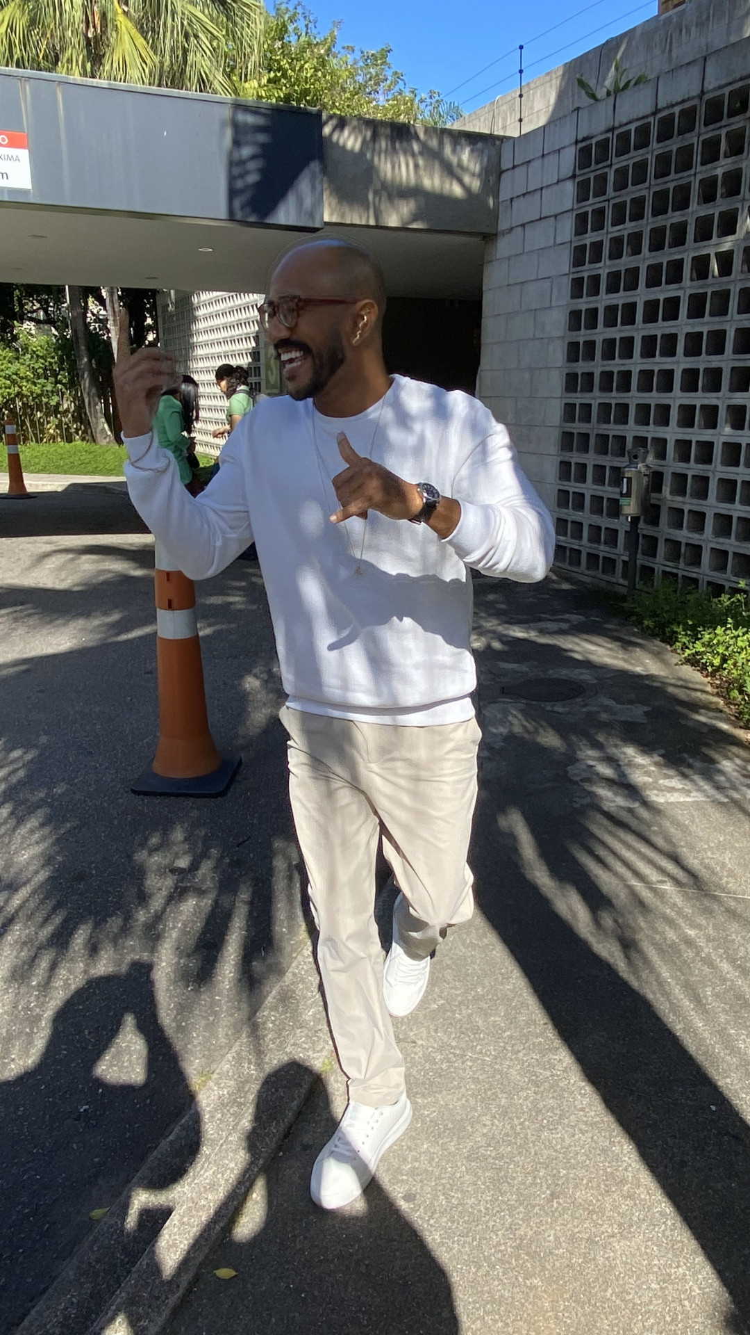 Após deixar o 'BBB 23', Ricardo Alface fala com fãs na porta do Estúdios Globo - AgNews