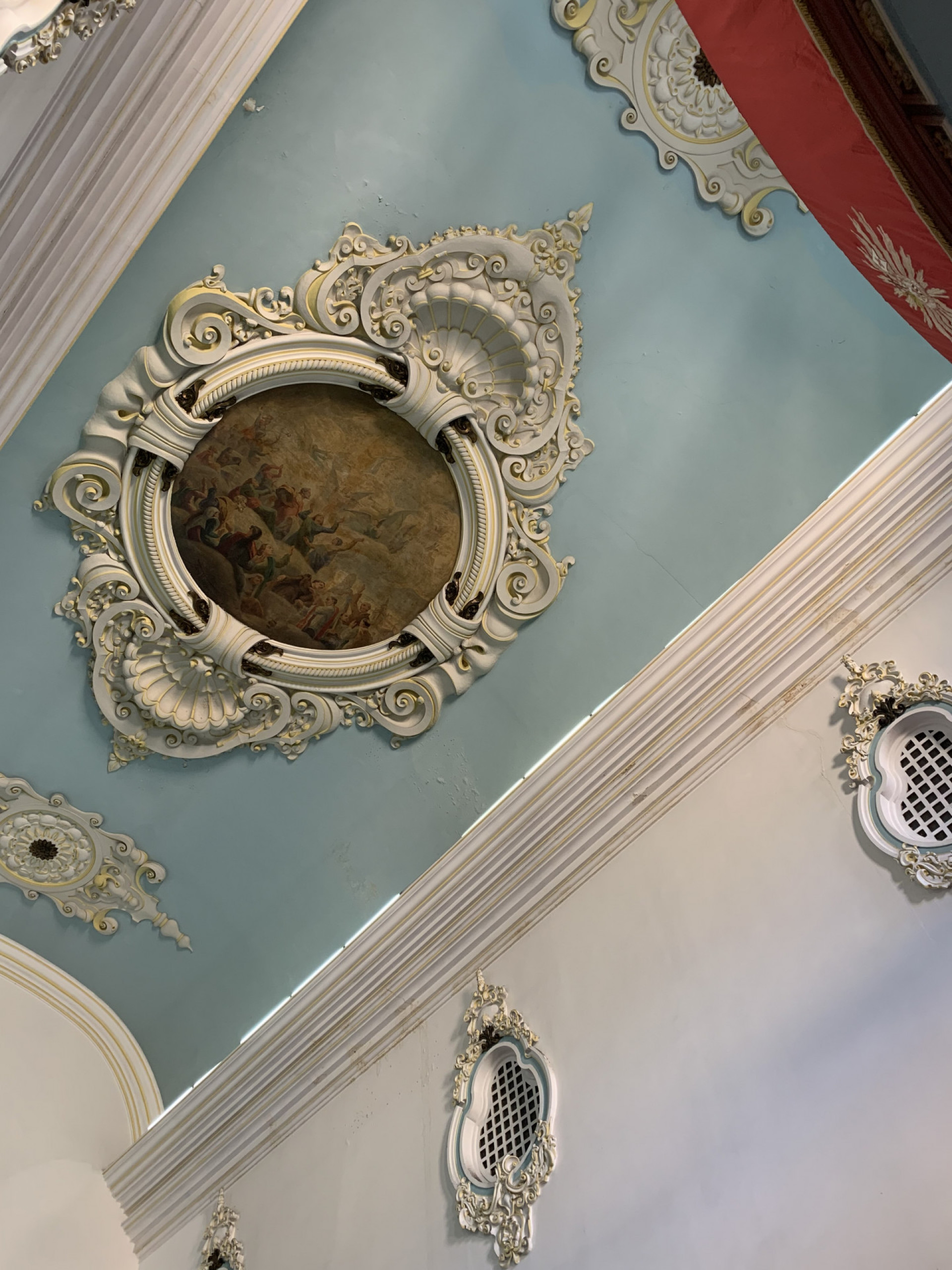 Infiltra&ccedil;&otilde;es na igreja est&atilde;o danificando a pintura