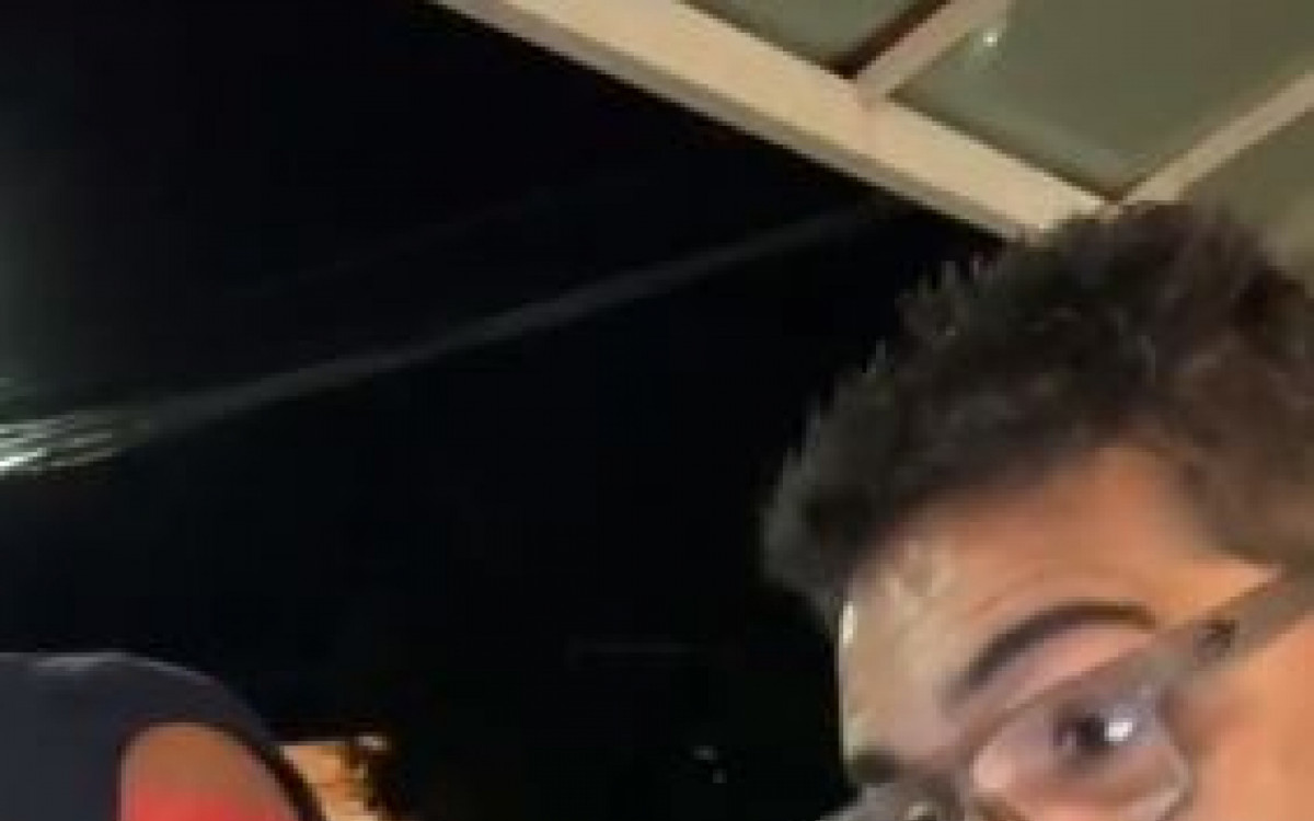 Ricardo Alface canta em karaok&ecirc; no Rio