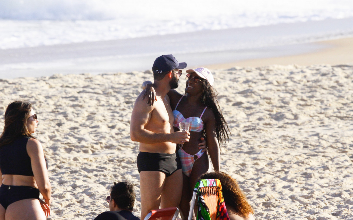 Erika Januza curtiu a Praia de Grumari acompanhada do novo affair  - Foto: Delson Silva/AgNews