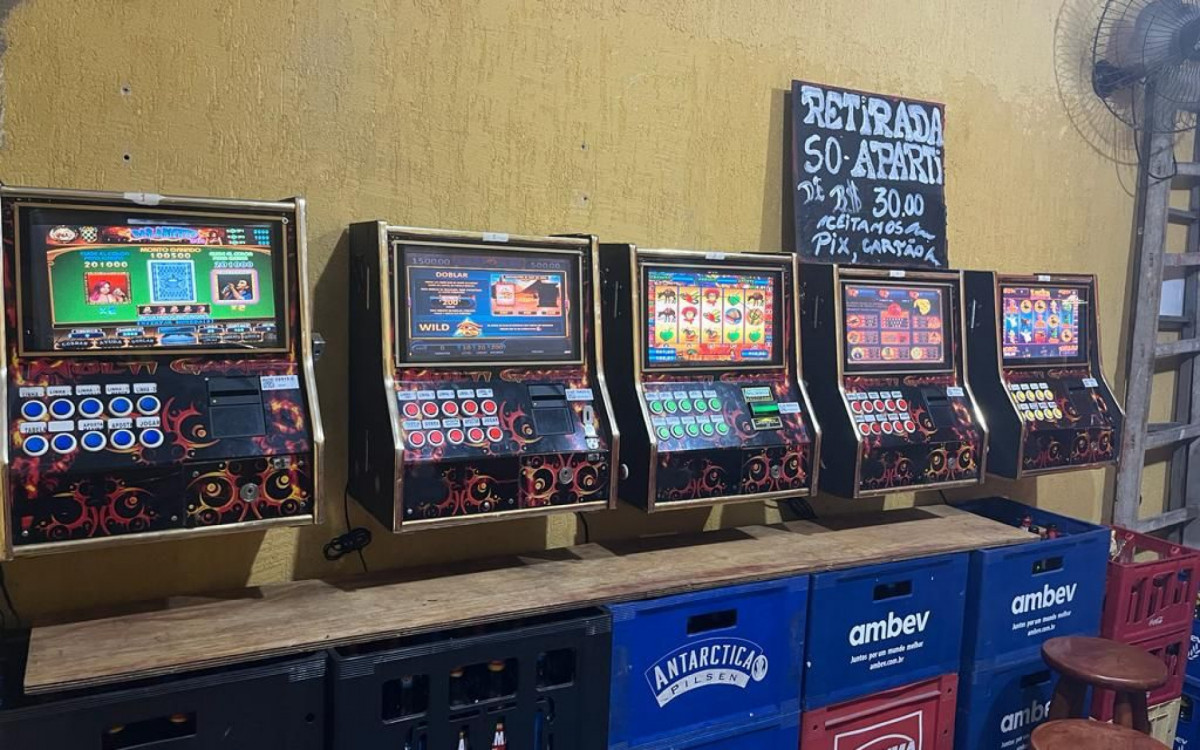 R$ 25 provenientes das apostas, também foram apreendidos - Divulgação