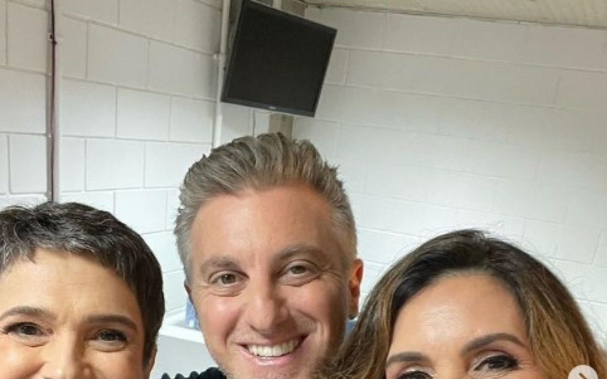 Sandra Annenberg, Luciano Huck e F&aacute;tima Bernardes nos bastidores do 'Doming&atilde;o'