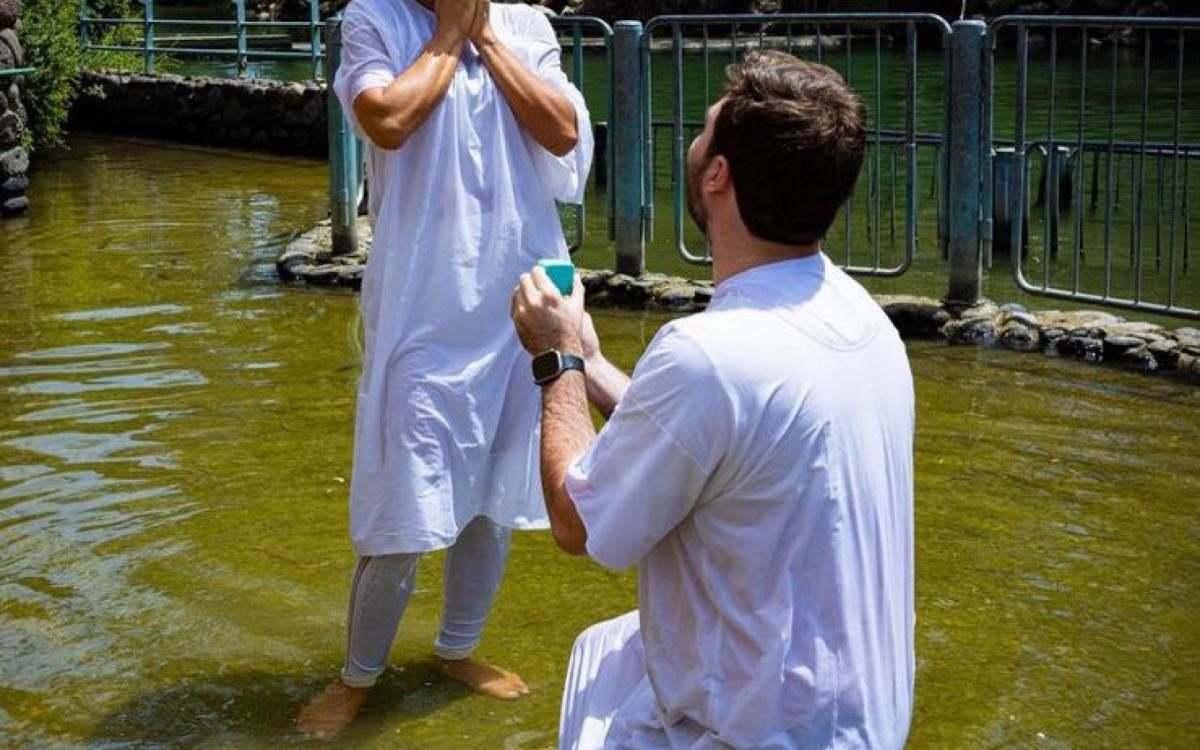 Ma&iacute;ra Cardi e Thiago Nigro no momento do pedido de casamento