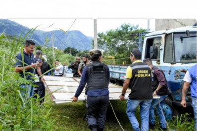Demolição em terreno invadido em Mangaratiba